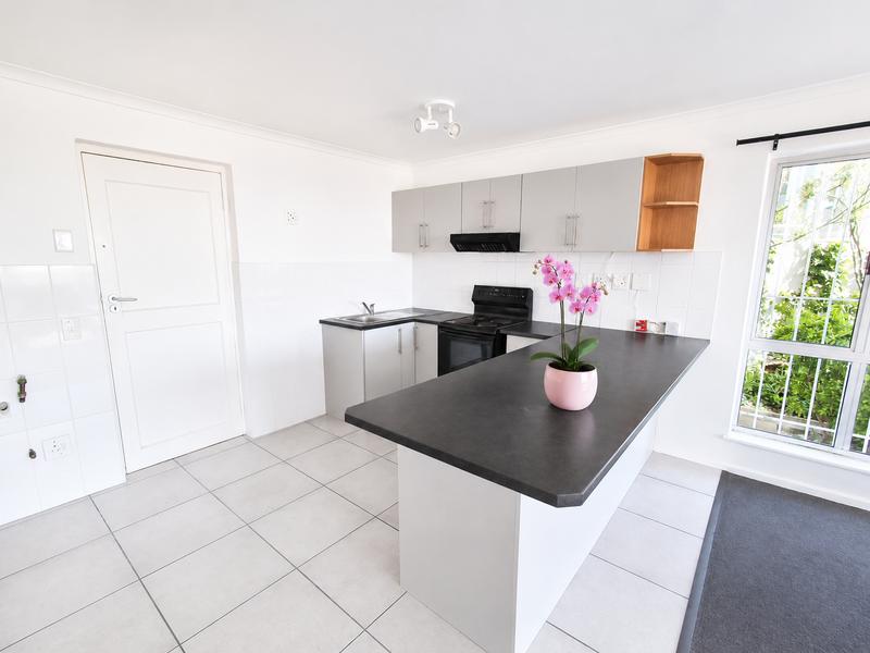 1 Bedroom Property for Sale in Vredehoek Western Cape